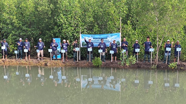  Telkom menyelenggarakan program konservasi lingkungan melalui penanaman 10.000 mangrove dan transplantasi 2.000 terumbu karang di Pantai Pandanan, Desa Malaka, Kecamatan Pemenang, Kabupaten Lombok Utara, Nusa Tenggara Barat, Kamis (23/4). (Dok: Telkom)