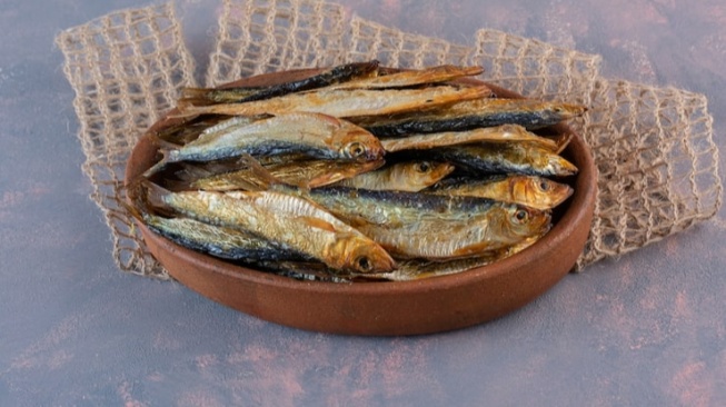 Seni Hidup Sederhana dalam Nasi Panas dan Ikan Asin