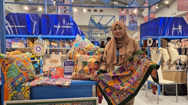 Owner Ethnic Gendhis, Erna Suseno, ketika mengikuti BRI UMKM EXPO(RT) 2025. (Dok. BRI)