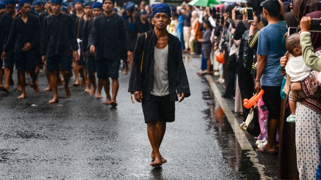 Sejumlah warga Suku Baduy berjalan menuju Pendopo Bupati Lebak, Rangkasbitung, Lebak, Banten, Jumat (24/4/2026). [ANTARA FOTO/Muhammad Bagus Khoirunas/YU]