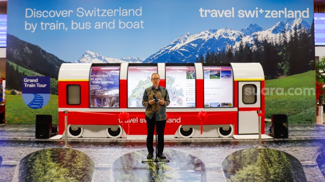 Duta Besar Swiss untuk Indonesia Oliver Zehnder memberikan sambutan saat pembukaan Pameran Wisata Switzerland Kedutaan Besar Swiss di Indonesia di Stasiun Whoosh Halim, Jakarta, Jumat (24/4/2026). [Suara.com/Alfian Winanto]