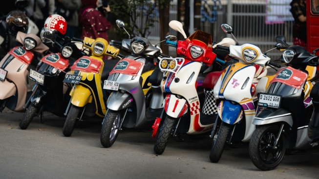 Merayakan Hari Kartini di Bandung ratusan perempuan dari komunitas Girls Day Out bersama Repsol Lubricants menggelar riding cantik pakai kebaya dan eksplorasi alam. (Repsol)