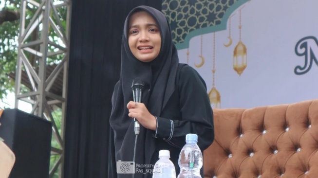 Neng Umi Laila sampai kaget melihat anggota banser bertindak kasar terhadap seorang ibu yang mencob mengambil gambarnya. [Instagram]