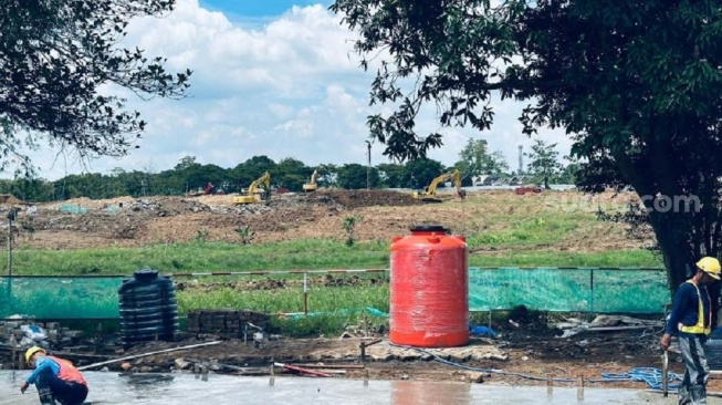 Pekerja di stadion Sudiang mulai mengerjakan pembangunan pondasi tribun stadion dan bangunan pendukung seperti ruang administrasi dan fasilitas pekerja [SuaraSulsel.id/Lorensia Clara]