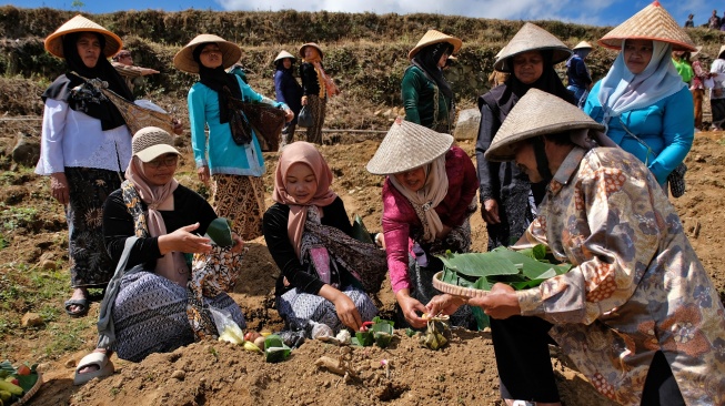 Sejumlah petani menata berbagai macam sesaji saat tradisi Wiwit Tanam Tembakau di perladangan kawasan lereng Gunung Sumbing, Desa Wonosari, Bulu, Temanggung, Jawa Tengah, Jumat (24/4/2026). [FOTO ANTARA/Anis Efizudin/YU]
