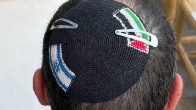 Pria Yahudi Ditangkap karena Pakai Kippah Bergambar Bendera Israel dan Palestina