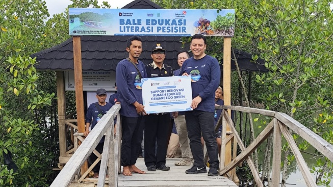 Telkom memberikan support renovasi Rumah Edukasi Cemare Eco Green diwakili oleh GM Witel Nusa Tenggara Muhammad Kafin Latif (kanan) di Pantai Pandanan, Desa Malaka, Kecamatan Pemenang, Kabupaten Lombok Utara, Nusa Tenggara Barat, Kamis (23/4). (Dok: Telkom)