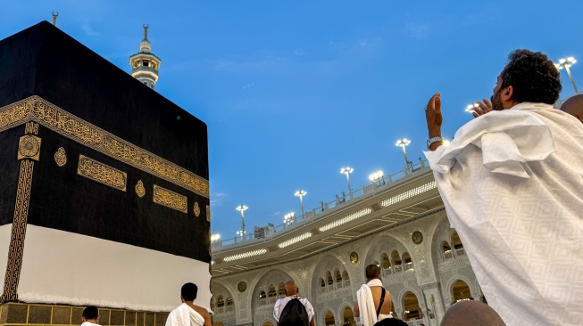 Umat Islam memanjatkan doa di depan Kabah di Masjidil Haram, Makkah, Arab Saudi, Kamis (23/4/2026). [ANTARA FOTO/Citro Atmoko/sgd/YU]
