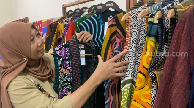 Owner Ethnic Gendhis, Erna Suseno, di galerinya, Jl Potorono, Banguntapan, Bantul. (Suara.com/Irwan Febri Rialdi)