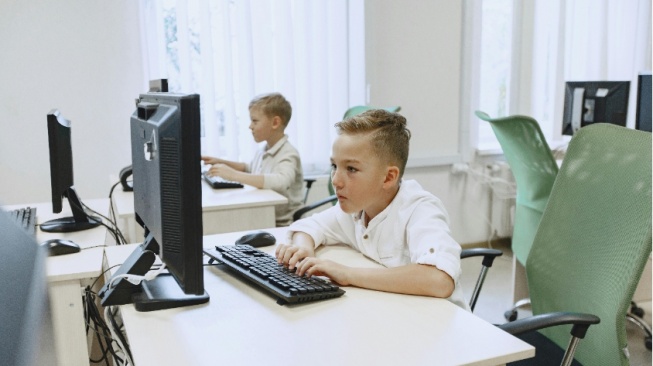 Tugas Online, Biaya Offline: Realita Sekolah Gratis di Era Digital