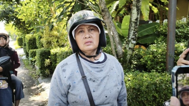 Sri, nenek korban, memaparkan kondisi cucunya yang dititipkan di Daycare Little Aresha, Sabtu (25/4/2026). [suara.com/Yvestaputu]