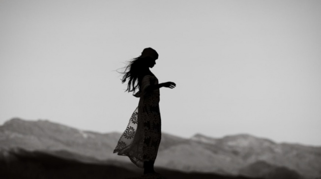 Perempuan Bermata Kelam yang Menjanjikan Kemakmuran