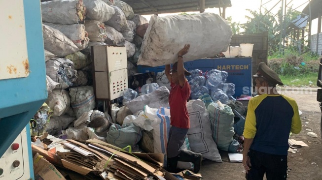 Aktivitas pemilahan sampah di TPS Desa Tamanmartani pada Jumat (24/4/2026). (Suara.com/Irwan Febri)