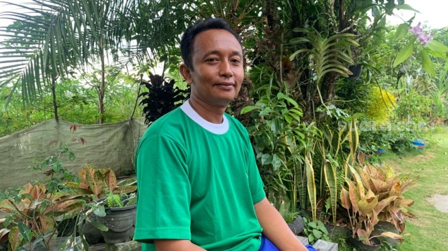 Manager Pengelolaan Sampah BUMDes Tamanmartani, Yani Purwanto, ketika ditemui di rumahnya. (Suara.com/Irwan Febri)
