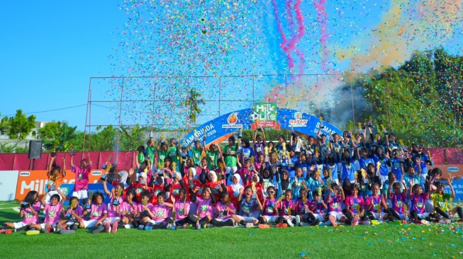 Juara, runner-up, semifinalis KU 10 serta KU 12 merayakan keberhasilan bersama di podium usai pertandingan final MilkLife Soccer Challenge Samarinda Seri 2 2025 - 2026 di Borneo FC Training Centre pada 26 April 2026. [MLSC]