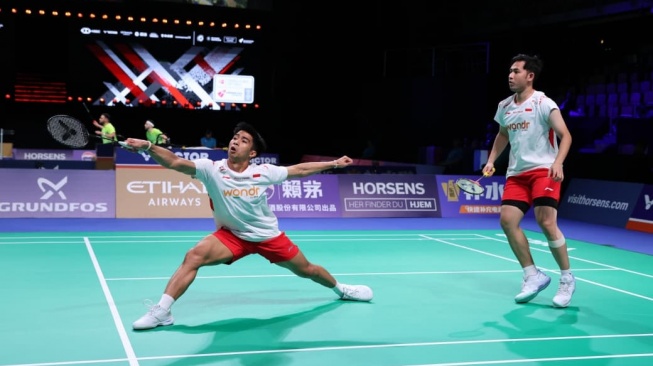 Sabar Karyaman Gutama/Reza Pahlevi menang pada debut Thomas Cup 2026 usai mengalahkan ganda Thailand 21-17, 21-18 dan menyamakan skor Indonesia menjadi 1-1. [Dok. PBSI]