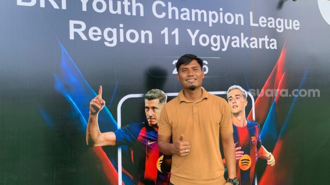 Eks pemain Timnas Indonesia, Aditya Putra Dewa, hadir mendampingi anaknya yang mengikuti BRI Youth Champion League. (Suara.com/Irwan Febri)