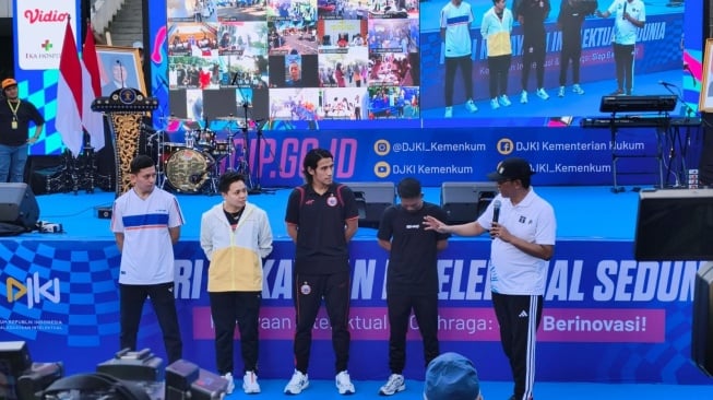 Menteri Hukum Republik Indonesia Supratman Andi Agtas berbincang dengan para atlet. Dari kiri ke kanan: Thomas, Apriyani Rahayu, Hanif Sjahbandi, dan Suwardi. (Suara.com/Mohammad Rhadzaki Ramadhan)