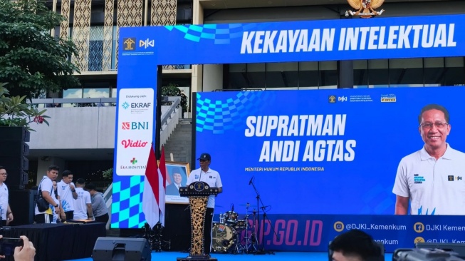 Menteri Hukum Republik Indonesia Supratman Andi Agtas memberikan sambutan dalam kegiatan Peringatan Hari Kekayaan Intelektual (KI) Sedunia 2026 di Anjungan Sarinah, Jakarta Pusat, Minggu (26/4/2026). (Suara.com/Mohammad Rhadzaki Ramadhan)