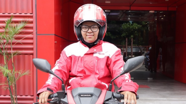 Di Balik Paket dan Perjuangan: Cerita Kurir Perempuan Menaklukkan Tantangan Lapangan