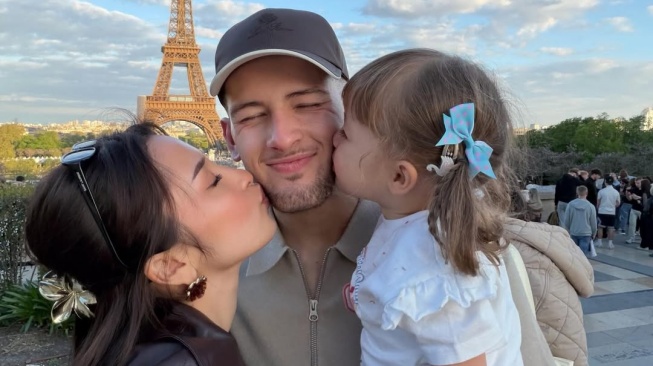 Jennifer Coppen dan Justin Hubner bersama Kamari berlibur di Paris, Prancis. [Instagram]