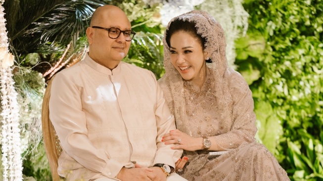 3 Jam Tangan Mewah Maia Estianty dan Suami di Pernikahan El Rumi, Jangan Hitung Nol-nya