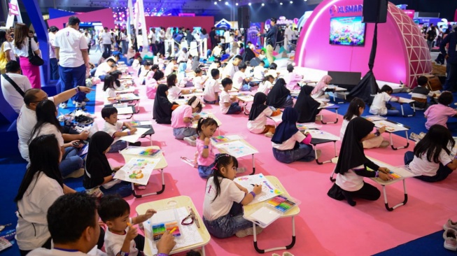 Pengunjung mengikuti berbagai kegiatan di arena exhibition experience saat perayaan anniversary pertama XLSMART di ICE BSD, Tangerang, Banten, Sabtu (25/4/2026). [Handout]