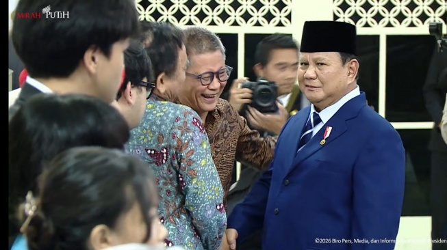 Rocky Gerung Tertawa Sambil Pegang Lengan Prabowo Saat Pelantikan, Akrab dengan Seskab Teddy