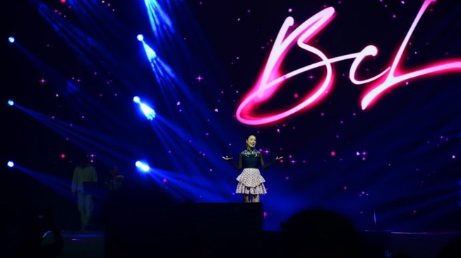 Penyanyi Bunga Citra Lestari (BCL) menghibur pengunjung saat perayaan anniversary pertama PT XLSMART di ICE BSD, Tangerang, Banten, Sabtu (25/4/2026). [Handout]
