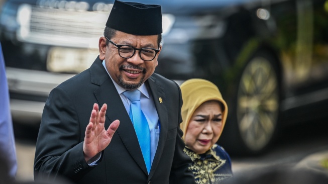 Kepala Badan Komunikasi Pemerintah Muhammad Qodari (kiri) menyapa wartawan sebelum pelantikan pejabat baru dalam Kabinet Merah Putih di Istana Negara, Jakarta, Senin (27/4/2026). [ANTARA FOTO/Bayu Pratama S/app/tom]