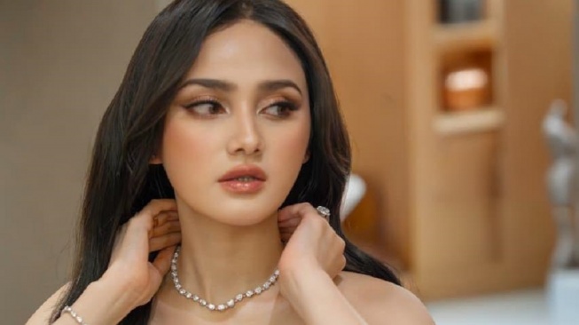 Bertabur Berlian Langka, Ini Fakta di Balik Kalung Spesial yang Dipakai Syifa Hadju saat Menikah