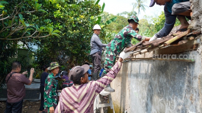 10 Tahun Memprihatinkan, Prajurit TNI Kodim 0623 Cilegon dan Warga Perbaiki Musala di Langon