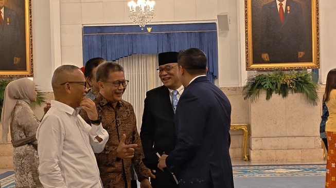 Rocky Gerung 'Cengengesan' Bareng Seskab Teddy di Istana, Ungkap Soal Bahasa Tubuh