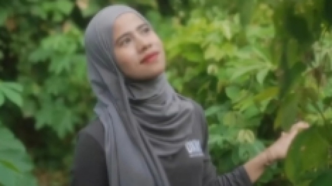 Berani Kritik Pedas Sherly Tjoanda, Siapa Nazlatan Ukhra?