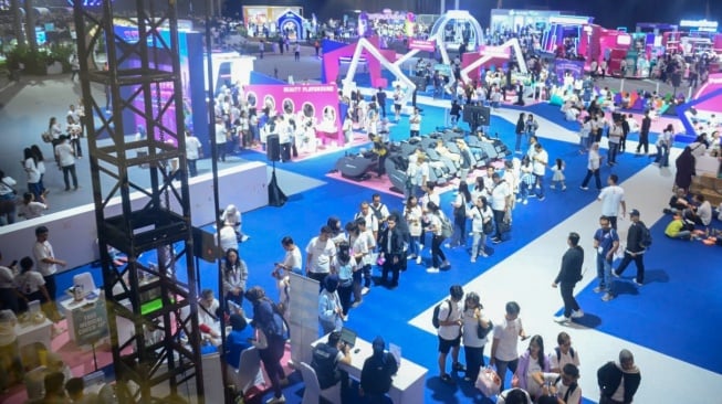 Pengunjung mengikuti berbagai kegiatan di arena exhibition experience saat perayaan anniversary pertama XLSMART di ICE BSD, Tangerang, Banten, Sabtu (25/4/2026). [Handout]