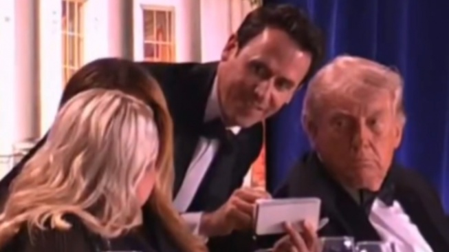 Jujur Janggal! Secret Service Biarkan Trump Duduk Manis Saat Tembakan Pertama Meletus