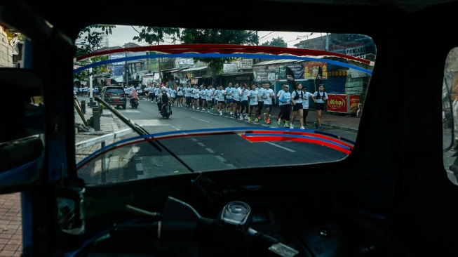 Para peserta mengikuti gelaran Helloversary 5K Fun Run di Jakarta, Sabtu, (25/4/2026). [Suara.com/Alfian Winanto]