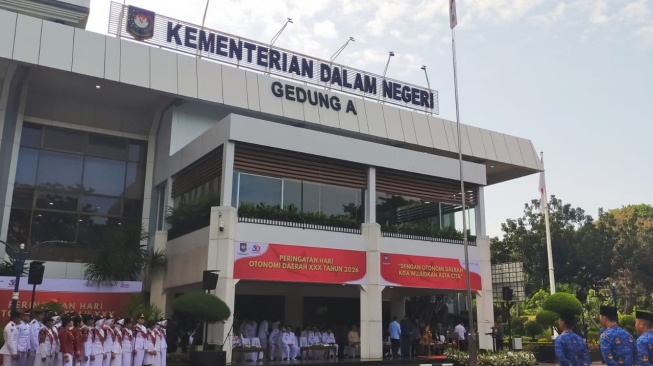 Suasana Upacara Peringatan Hari Otonomi Daerah XXX Tahun 2026 di plaza kantor Kementerian Dalam Negeri, Jakarta (27/1/2026). (Suara.com/CNR ukirsari)