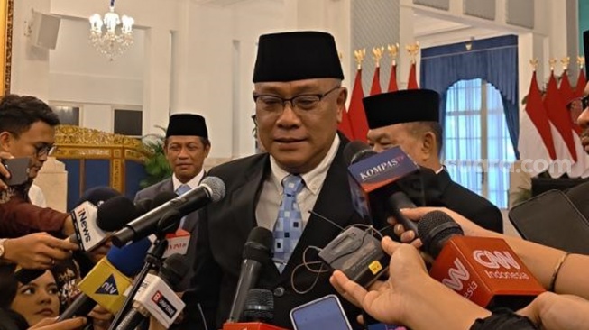 Menteri Lingkungan Hidup Mohammad Jumhur Hidayat di Istana Negara, Senin (27/4/2026). (Suara.com/Novian)