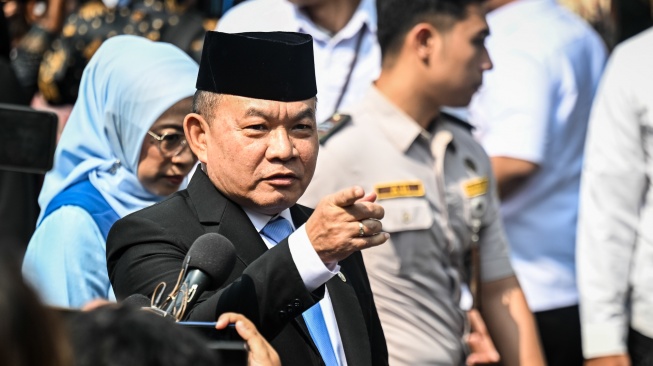 Kepala Kantor Staf Kepresidenan Dudung Abdurachman menjawab pertanyaan wartawan sebelum pelantikan pejabat baru dalam Kabinet Merah Putih di Istana Negara, Jakarta, Senin (27/4/2026). [ANTARA FOTO/Bayu Pratama S/app/tom]