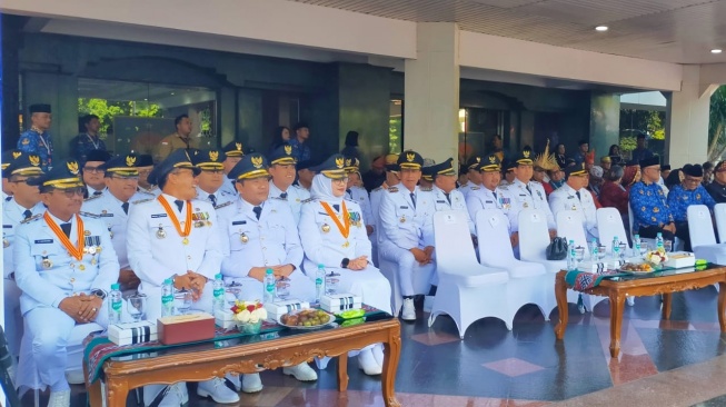 Hadirin peserta Upacara Peringatan Hari Otonomi Daerah XXX Tahun 2026 di plaza kantor Kementerian Dalam Negeri, Jakarta (27/1/2026) yang terdiri dari para gubernur, wali kota, serta jajaran Eselon I berbagai kementerian. (Suara.com/CNR ukirsari)