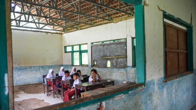 Siswa duduk di dalam ruang kelas SDN Jayamukti, Kampung Tanglar, Desa Sindangasih, Kecamatan Cikatomas, Kabupaten Tasikmalaya, Jawa Barat, Senin (27/4/2026). [ANTARA FOTO/Adeng Bustomi/tom]