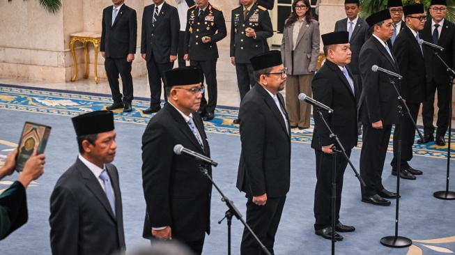 Menteri Lingkungan Hidup Jumhur Hidayat (kedua kiri), Wakil Menteri Koordinator Bidang Pangan Hanif Faisol (kiri), Kepala Badan Komunikasi Pemerintah Muhammad Qodari (ketiga kiri), Kepala Kantor Staf Kepresidenan Dudung Abdurachman (keempat kiri), Kepala Badan Karantina Nasional Abdul Kadir Karding (kedua kanan) dan Penasehat Khusus Presiden Bidang Komunikasi Hasan Hasbi (keempat kanan) mengikuti sumpah jabatan saat pelantikan pejabat baru dalam Kabinet Merah Putih di Istana Negara, Jakarta, Senin (27/4/2026). [ANTARA FOTO/Bayu Pratama S/app/tom]