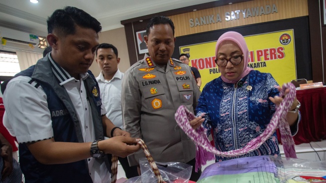 Menteri Pemberdayaan Perempuan dan Perlindungan Anak Arifatul Choiri Fauzi (kanan) bersama Kapolresta Yogyakarta Kombes Pol Eva Guna Pandia (kedua kanan) menunjukan barang bukti saat konferensi pers pengungkapan kasus dugaan kekerasan dan penelantaran terhadap anak oleh Daycare Little Aresha di Mapolresta Yogyakarta, Yogyakarta, Senin (27/4/2026). [ANTARA FOTO/Andreas Fitri Atmoko/agr]