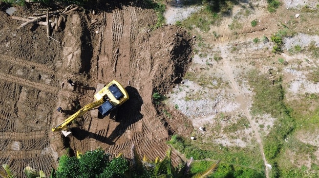 Foto udara operator menjalankan alat berat untuk perbaikan lahan sawah yang rusak pascabencana di Kuranji, Padang, Sumatera Barat, Senin (27/4/2026). [ANTARA FOTO/Fitra Yogi/YU]