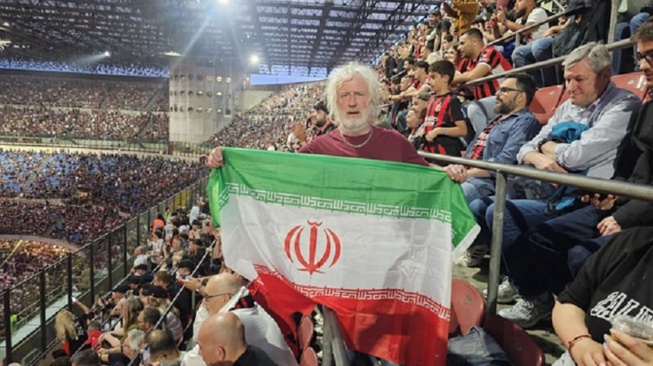 Geger Aksi Aktivis HAM Eropa Kibarkan Bendera Iran di Laga AC Milan vs Juventus