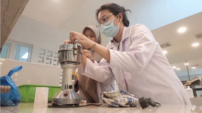 Laboratorium Harapan: Taktik Anak Pertama Meracik Masa Depan di Tengah Batas