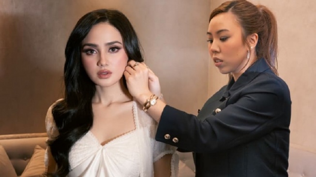Syifa Hadju mengenakan perhiasan spesial dari Wanda House of Jewels di acara resepsi pernikahannya dengan El Rumi, pad 26 April 2026. [Instagram]