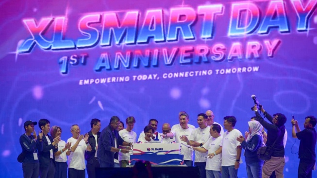 Direktur & Chief Technology Officer XLSMART, Shurish Subbramaniam, Direktur & Chief Commercial Officer XLSMART, David Arcelus Oses, Direktur & Chief Information Technology Officer XLSMART, Yessie D. Yosetya, Direktur & Chief Integration Officer XLSMART, Sanjey Vaghasia, Direktur & Chief Financial Officer, Antony Susilo, Direktur & Chief Strategy & Home Business Officer XLSMART, Feiruz Ikhwan, Direktur & Chief Regulatory Officer XLSMART, Merza Fachys dan Direktur & Chief People Officer XLSMART Jeremiah Ratadhi melakukan seremoni simbolis dalam rangka perayaan satu tahun perjalanan perusahaan di Indonesia Convention Exhibition (ICE) BSD City, Sabtu (25/4/2026). [Handout]