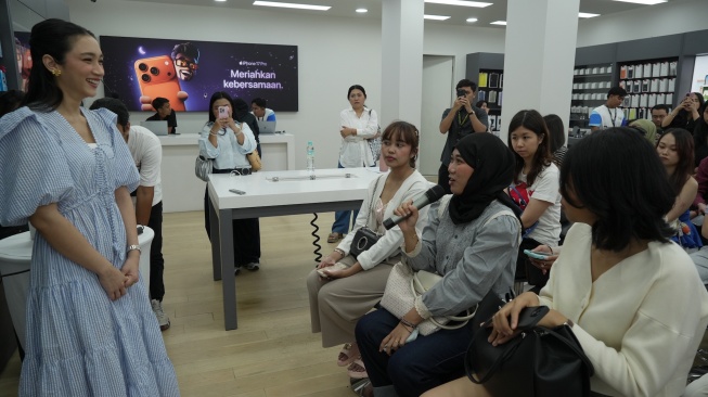 Pengunjung mengikuti sesi tanya jawab saat gelaran Helloversary di Jakarta, Sabtu, (25/4/2026). [Suara.com/Alfian Winanto]